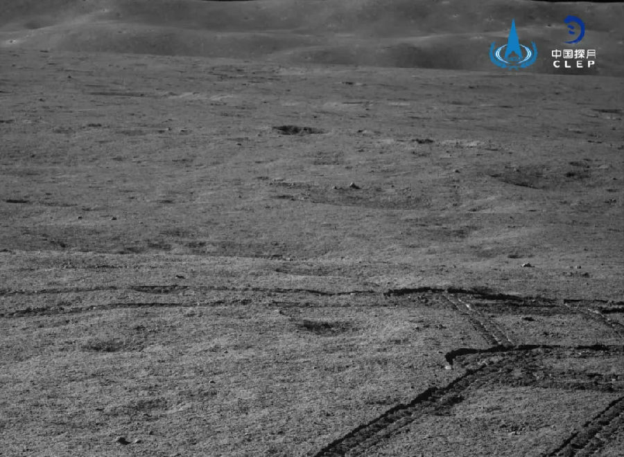 在遙遠的月球背面，經歷14天的月夜后，太陽光再次照射在嫦娥四號著陸器和“玉兔二號”月球車上，嫦娥四號著陸器和“玉兔二號”月球車再次“復工”，分別于18日23時38分和7時30分自主喚醒，進入第16月晝工作期。經地面確認，兩器狀態良好，工況正常，按計劃開展新一輪科學探測工作。“玉兔二號”月球車向新的目標點行駛探測，再次開啟在月球背面的探索之旅。