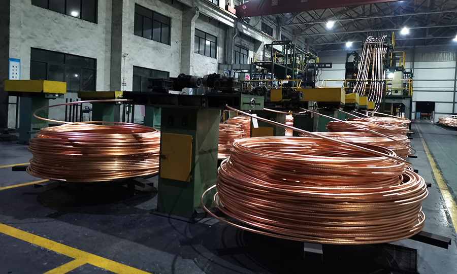 近日，中國鐵建電氣化局康遠公司復工后首批出廠的200余噸接觸線和承力索，發往銀西鐵路、太焦鐵路等國家重點工程建設現場，以實際行動踐行“防疫情、保增長”。圖為在確保有效疫情防控的同時，中鐵建電氣化局集團康遠公司生產一線24小時連軸轉，確保為重大鐵路建設項目按時保質保量供貨。