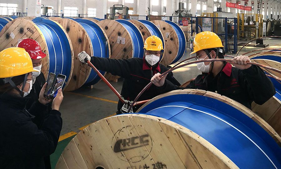 目前，該公司第二批復工人員已順利到崗，企業產能恢復到常態的70%。圖為確保產品質量，中鐵建電氣化局集團康遠公司采取網絡遠程視頻抽樣方式進行送檢。