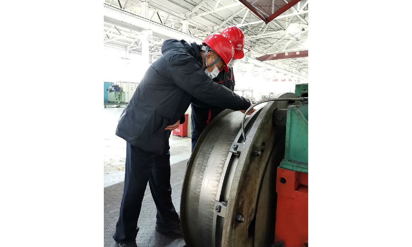 圖為中國鐵建電氣化局集團康遠公司黨委書記、董事長趙德勝每日例行巡查中與一線員工共同研究生產設備優化問題。