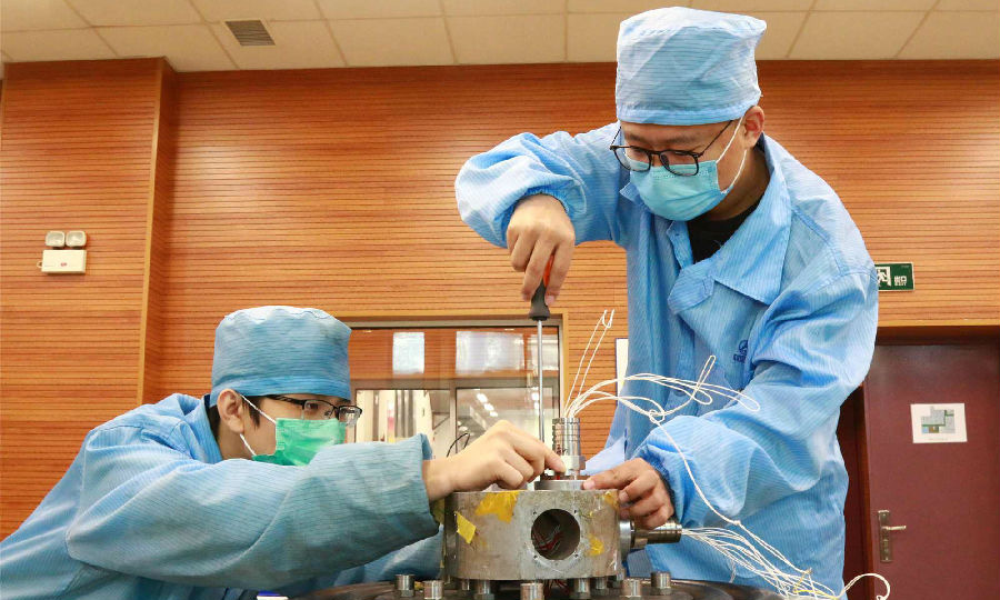 近日，航天科技九院825廠廣大干部職工韌性十足，堅守防控一線，有序復工復產。圖為檢測分析中心試驗現場，試驗人員開足馬力為型號配套產品作試驗前準備工作。（楊先磊 攝）