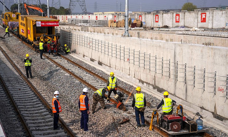 上海地鐵15號線是上海軌道交通重要的南北走向線路，途經寶山、普陀、長寧、徐匯、閔行5大行政區域，全長約42.3公里，設30座車站。該線共分59個標段，工人總數約6000名，目前約三分之二的施工人員已經到崗。圖為上海地鐵15號線鋪軌B標工人師傅正在進行焊軌、鋸軌作業。