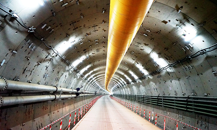 穿越大堤期間，遇到黏性較大且局部有硬質結核的復雜地層，易造成刀具磨損、刀齒崩斷，造成刀盤刀具磨損、刀盤板結泥餅、排泥吸口易堵塞等多種問題。圖為成型的隧道。