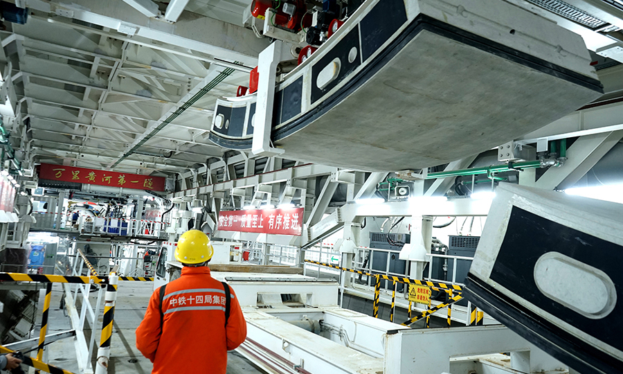 圖為管片吊裝運輸。