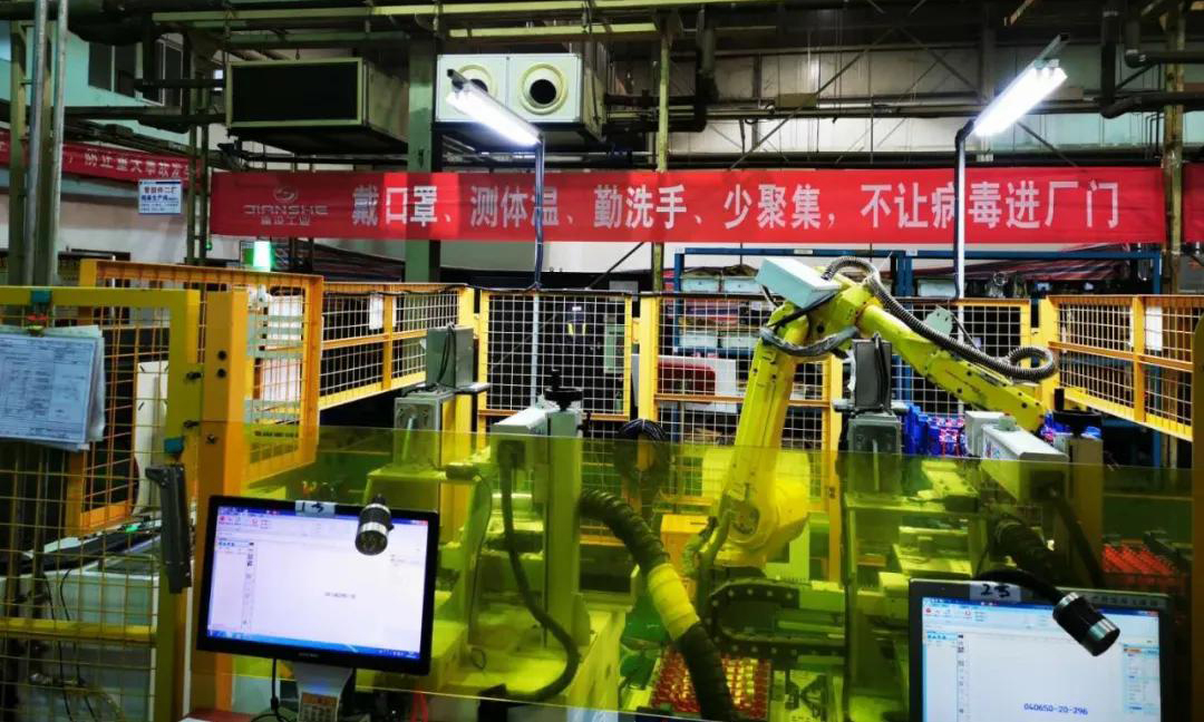 自動化生產減少人員聚集，智能化管理提升效率效能。在這場防疫、生產兩手抓的戰役中，兵器裝備集團所屬企業借此取得了顯著成效。建設工業全自動激光雕刻機的上線，解決了該工序之前需要兩名操作者兩班制生產才能滿足日產需要的問題，使該工序實現了三班自動化加工，無須專人進行操作，產能提升25%。