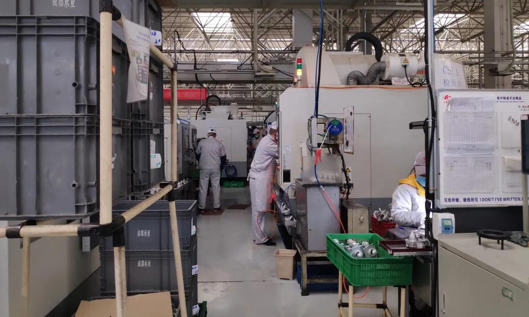 華川電裝工程研究院自動化所靈活轉變工作方式，居家隔離員工線上遠程辦公，到崗員工對設備進行改造、調試和提速，生產線產能效率提升30%；起動發電機分廠安排扁平定子生產線員工利用周六、周日加班生產，部分瓶頸工序采取白班、夜班倒班生產，最大程度避免人群集中；機加分廠結合實際情況，利用周末雙休時間全力保證法雷奧生產任務，復工以來共計完成18.29萬件。