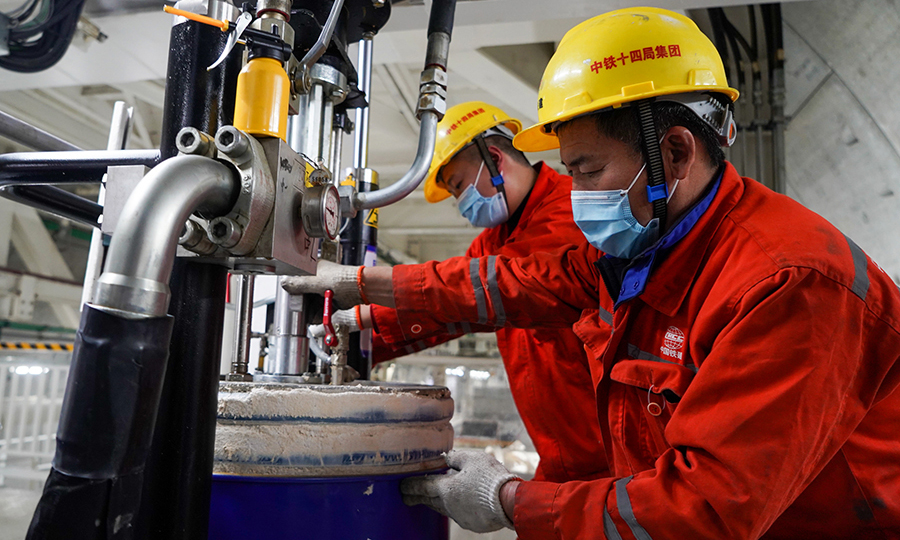 隧道全長2964.957米，盾構開挖直徑15.07米，“復興號”盾構機于2019年10月25日始發掘進，計劃2022年隧道建成通車。圖為盾構機油脂工正在進行油脂更換作業。