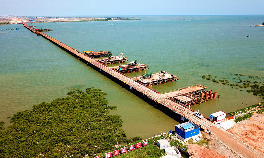 廣西北海市西村港跨海大橋全長2544米，其中橋梁長度1776米，設計為雙向6車道。圖為西村港跨海大橋。