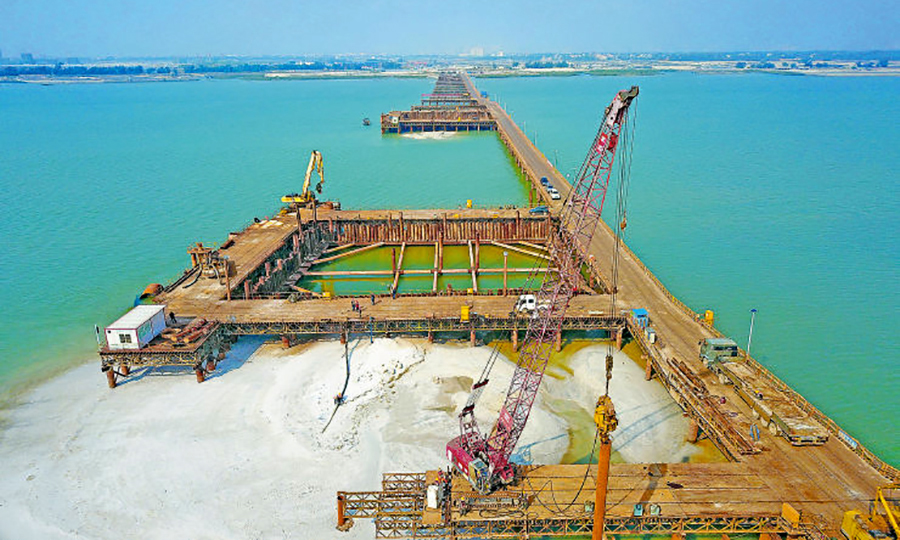 自2月4日復工以來，該項目在做好疫情防控的同時，對工地進行封閉式管理和實名制管理，各工序獨立作業，最大限度減少人員流動，同時，制定科學的施工計劃，按照輕重緩急分批復工，積極組織人員、設備，展開施工。圖為大橋主墩鋼圍堰施工現場。（陳福得 攝）