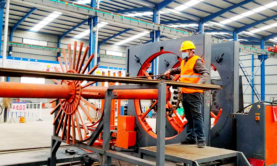 日前，江蘇省第一個實現全線復工的重點鐵路工程——中國鐵建所屬中鐵十二局參建的南沿江城際鐵路正不斷加快建設速度。項目部在切實做好疫情防控的基礎上有序推進復工復產，目前已有超千名返崗人員正加緊施工。圖為施工人員在進行鋼筋加工作業。（鄭建軍 攝）