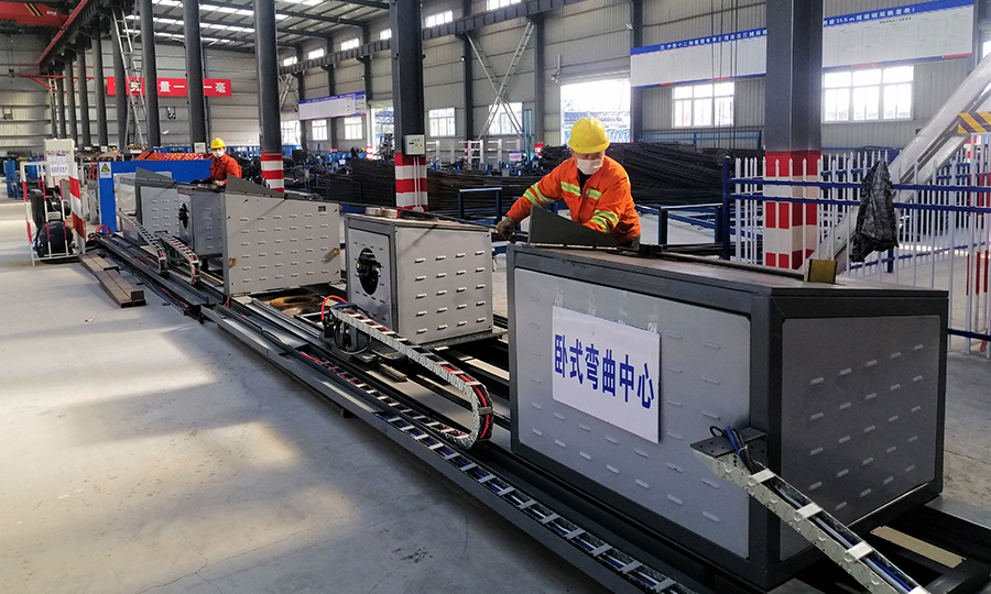 圖為施工人員在標準化加工廠內作業。