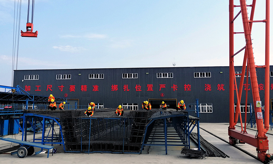 圖為施工人員正在綁扎梁體鋼筋。