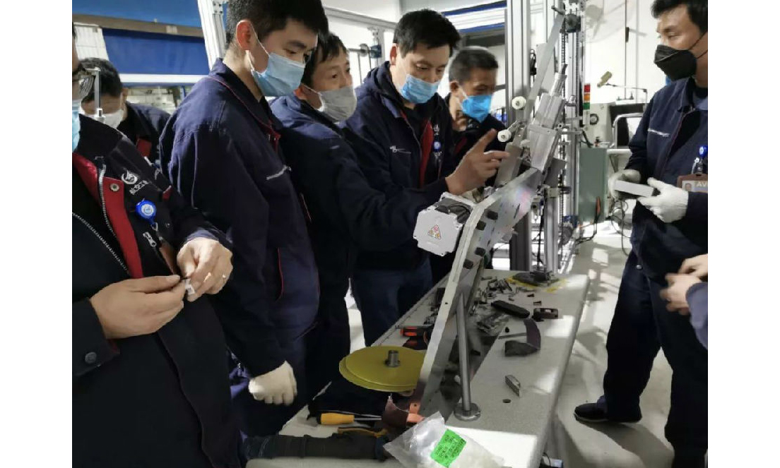 圖為壓條機研制工作現場。