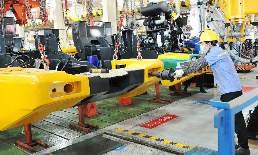 在新冠肺炎疫情防控阻擊和智勝經營攻堅的雙重戰役中，世界各地的柳工人勠力同心，搶生產、保交付、拓市場，為全球客戶提供卓越的產品和服務。近日，柳工裝載機公司全面落實疫情防控、復工復產及一季度安全生產各項工作，生產迅速恢復，全力以赴沖刺一季度銷售旺季目標。圖為工作現場。