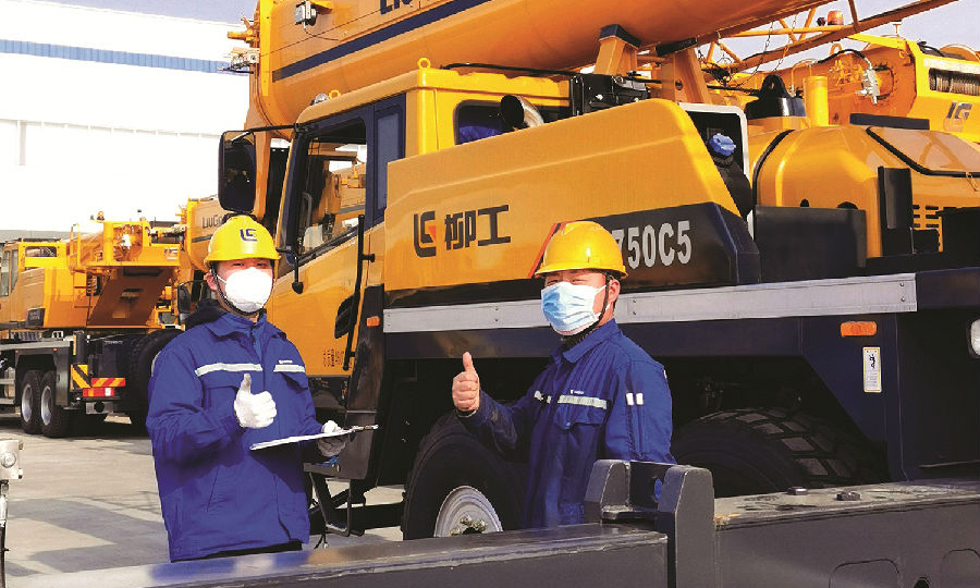 圖為近日，在安徽蚌埠，柳工起重機公司一復工就發出“戰疫情、奪高產”的口號，發起大干60天的號召，實現產銷新突破。