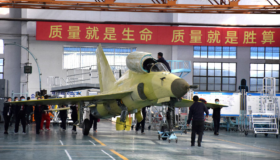 據了解，貴飛在一手抓疫情防控，一手抓科研生產，“兩手抓兩不誤”工作模式下，公司黨委下發了文件明確“雙線”作戰目標，號召全體黨員、干部和職工堅決打贏疫情防控阻擊戰和科研生產任務攻堅戰“兩大戰役”，提出在疫情面前貴飛全年任務不減，目標不變、周期不延。