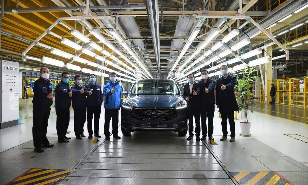 新冠肺炎疫情暴發以來，兵器裝備集團各合資企業外方股東時刻關注疫情發展，對中國政府和人民同心抗疫表示欽佩和贊賞，對中國朋友表示慰問和理解，對中方合作伙伴復工復產大力支持，對兵器裝備集團完成目標任務充滿信心，紛紛積極利用全球資源協調口罩等防疫物資，馳援兵裝合資企業。目前，兵裝各合資企業防控措施嚴密、復工復產有序。2月19日，長安福特三工廠全線復產，圖為當日上午9時20分，復工后的首臺銳際在總裝車間順利下線。