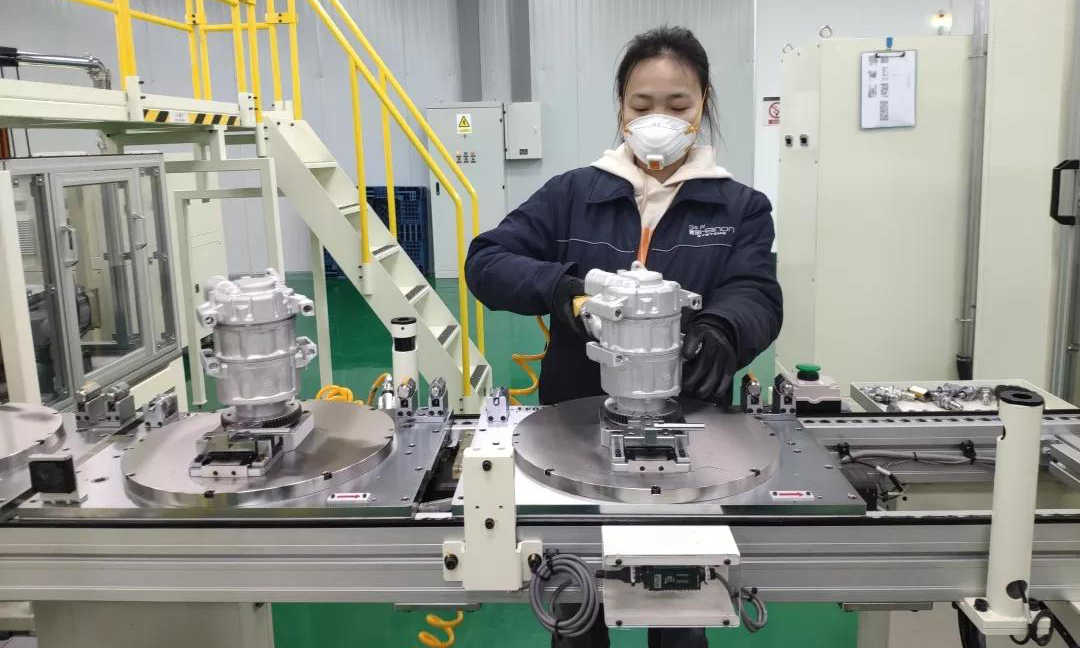 建設翰昂在渝韓方駐在員主動聯系回韓人員，多方籌措購買到900余個KF94型口罩。在建設翰昂中韓雙方公司領導緊急商議協調下，分三批次快遞發貨和隨行攜帶相結合方式順利運抵重慶。積極與地方政府協調溝通，于2月20日正式復產。