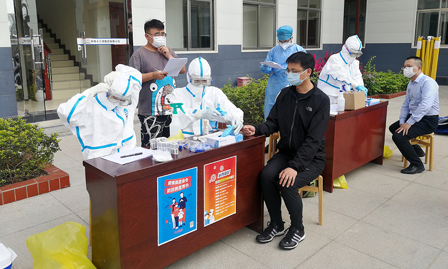 為切實抓好新冠肺炎疫情防控，扎實推進各項目順利復工復產，中國鐵建所屬鐵建投資珠海橫琴區域基礎設施項目主動聯系當地政府，申請相關醫療機構為全體員工進行新冠肺炎病毒核酸檢測。2月27日至28日，返崗的318名管理及作業人員已全部接受檢測。圖為項目部正在為返崗員工進行專業核酸檢測。