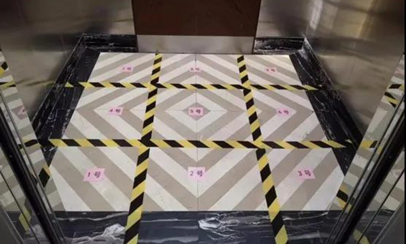 為確保員工安全，中國電子所屬邁普通信設置“九宮格”電梯，還給7部電梯編了號——ABCDEFG。員工選擇樓層后，系統自動分配電梯編號。A梯到了，站A牌后的人就可按順序進去搭乘。圖為邁普通信“九宮格”電梯。