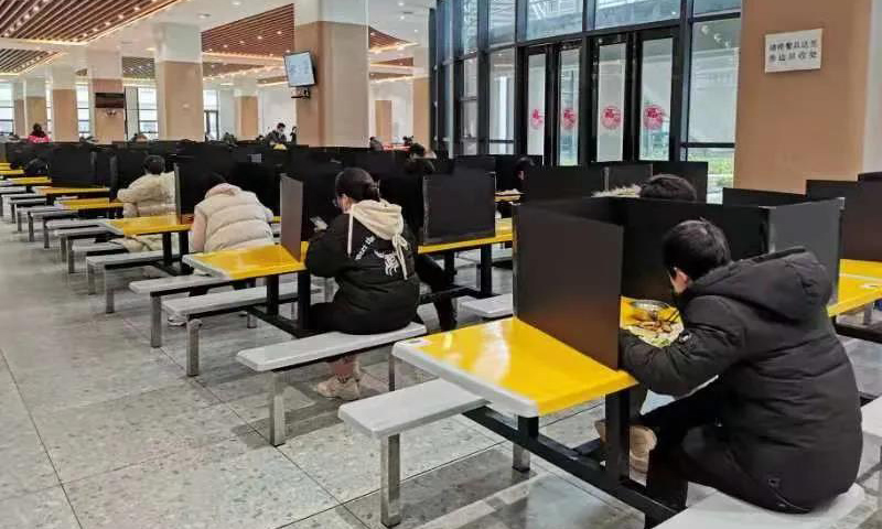 圖為中國電子所屬深科技為加強餐廳安全防控，將食堂變為“雅座包廂”。中國電子總部及所屬中電進出口還通過集中采購和供應商配送的方式，幫員工把果蔬送到家，解決員工后顧之憂，減少外出買菜感染風險。此外，為解決員工用餐安全問題，中國電子所屬邁普通信開發了一款小程序，員工可在上面自助點餐。只要在前一天下午六點前提交，第二天盒飯就能準時送達領飯區。每個部門派一名代表領取，盡量避免人與人的接觸。