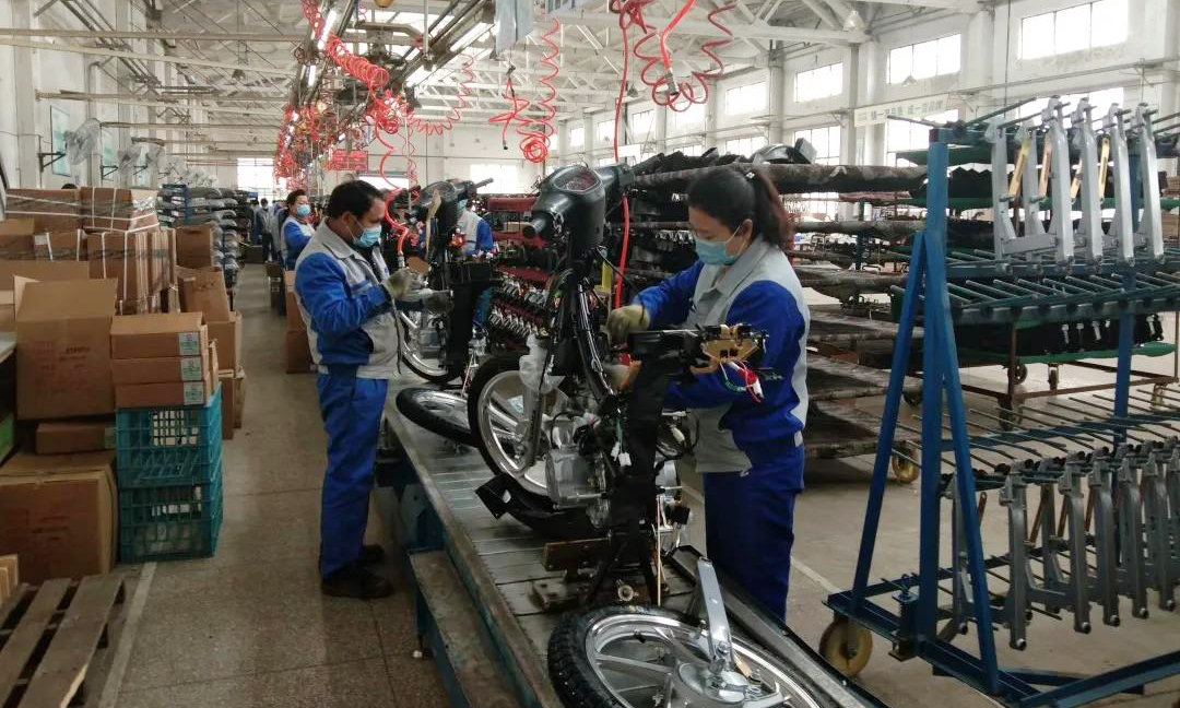 洛陽北企根據輕重緩急的原則，優先安排生產東南亞市場急需的4000臺訂單。復工以來，出口摩托車產銷順利，3月份“洛嘉”摩托外貿訂單有望比2月份翻一番。洛陽北企著力解決物料供應、生產組織等復工復產過程中出現的諸多困難，全力保障訂單生產。外貿銷售部門加強廠商溝通，加快產品發貨速度，有力保障外貿銷售。圖為洛陽北企摩托車制造現場。