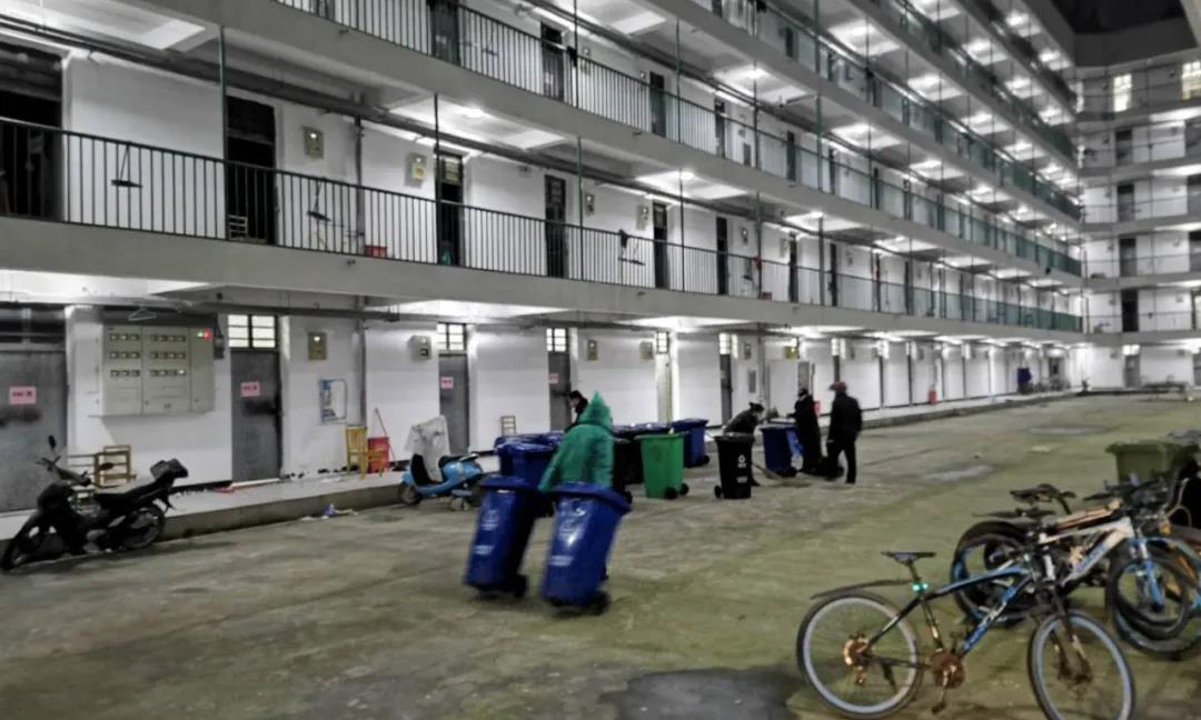 2月7日，武漢軟件工程學院接到通知，要求改造10-16棟學生公寓為容納2000張床位的方艙醫院。中電光谷麗島物業調配近百員工，于2月7日至9日協助校方完成現場清理、物資搬運、房間保潔等工作。目前該方艙準備就緒，隨時可收治病人，麗島物業管理團隊及志愿者繼續堅守，提供衛生保障等服務。