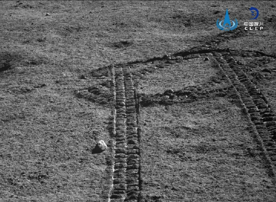 我國嫦娥四號著陸器和“玉兔二號”月球車又一次通過14天極低溫考驗，分別于2月18日6點57分和2月17日17點55分結束月夜“休眠”，受光照成功自主喚醒，進入第十五月晝工作期。目前確認各設備狀態良好，工況正常，月球車將向西北再向西南移動，同步在新的目標點行駛探測，按計劃開展第十五月晝工作。目前，“玉兔二號”月球車累計月面行駛367.25米。