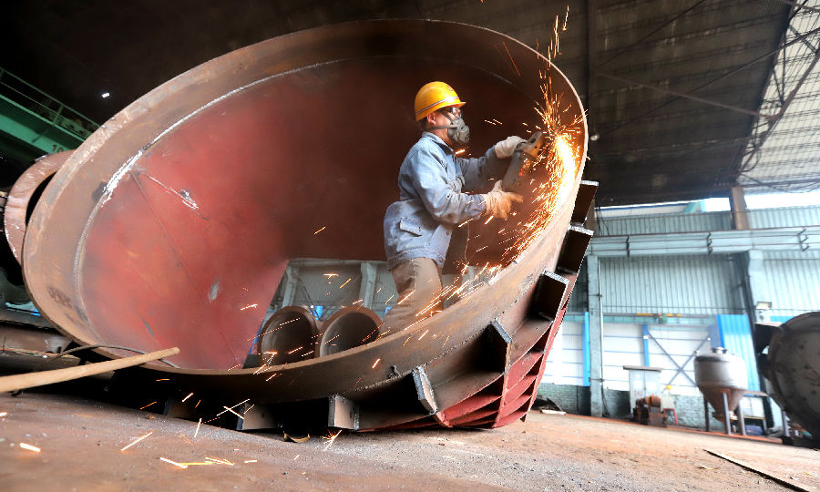 在復工前，公司根據上級決策部署進行周密謀劃和開展排查職工身體健康情況，制定防疫機制和方案，購買防疫物資，加強防疫知識宣傳等一系列具體舉措，確保安全復工復產。圖為2月13日，廣西建工集團冶建公司壓力容器制造廠工人們在消毒過的車間安心地打磨作業。