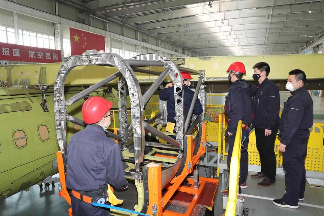 盡管疫情當前，防護環節復雜，但總裝現場的工作人員始終保持著良好的工作情緒，穩中求進。既確保生產穩步開展，更關注職工身心健康和防疫工作有效性。圖為總裝工藝團隊正在工作中。