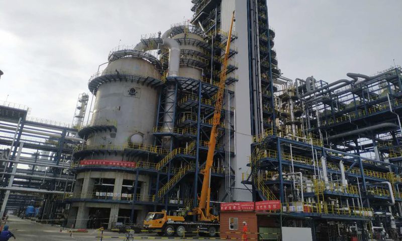 中國化學工程所屬二化建文萊PMB項目部，合理安排與調配文萊項目現場保運進度和施工力量，招聘30名外籍員工，確保海外項目現場防疫和保運檢修施工的有效運行。目前的保運檢修任務是對靈活焦化裝置C101洗滌塔/R101反應器、R102加熱器以及R103氣化器三臺設備內進行腳手架搭設、結焦清理、襯里修復工作，檢修限期為15天，共投入檢修施工人員120人。