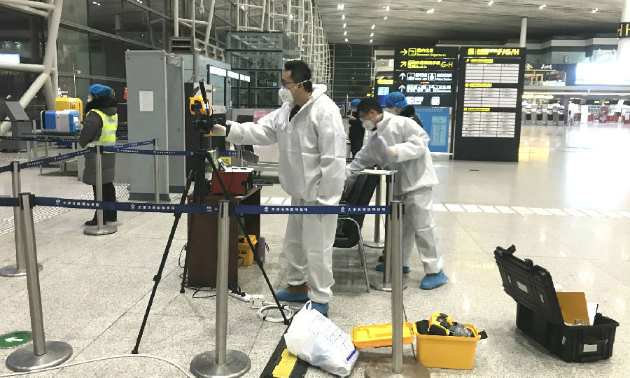 2月6日至7日，航天科技一院102所響應京津防疫需求，抽調3名精干技術人員組成“防控疫情計量檢測小組”，火速馳援北京首都國際機場、天津地鐵站和天津濱海國際機場，為新安裝的紅外影像測量儀免費進行現場計量校準。紅外影像測量儀能夠將人體表面熱輻射轉換成可見圖像，準確測量體表溫度。本次任務小組成員利用兩天時間往返京津兩地，計量校準了70臺測量儀，每臺計量校準時間不低于20分鐘，確保了測量的精度。圖為102所技術人員在天津濱海國際機場計量校準紅外影像測量儀。（所軒 攝）