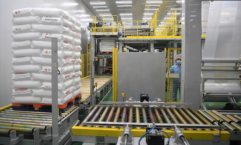 圖為2月12日，蘭州石化公司開足馬力增產醫用聚丙烯專用料。（新華社記者 陳斌 攝）