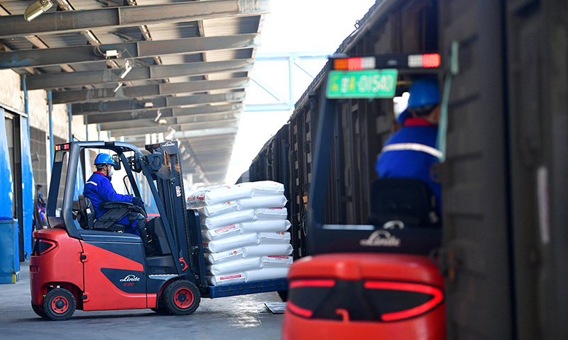 圖為2月12日，蘭州石化公司工作人員將醫用聚丙烯專用料裝車準備發運。（新華社記者 陳斌 攝）