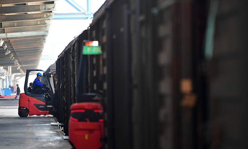 圖為2月12日，蘭州石化公司工作人員將醫用聚丙烯專用料裝車準備發運。（新華社記者 陳斌 攝）