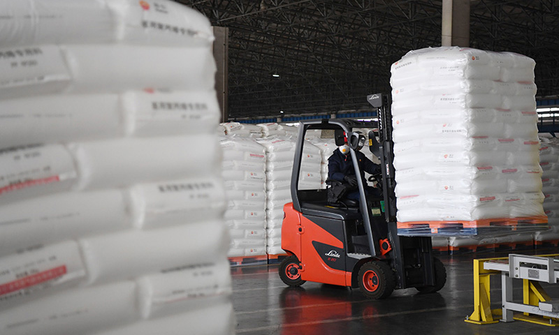 為應對新冠肺炎疫情發生以來防控物資需求量劇增的情況，中國石油蘭州石化公司近期緊急調整生產結構，開足馬力增產防控疫情所需的無紡布聚丙烯纖維專用料、醫用聚丙烯專用料等醫用物資原料，全力保障下游企業生產醫用口罩、防護服、輸液瓶、注射器等急需的防控和醫療用品，為疫情防控供應醫用物資原料。圖為2月12日，蘭州石化公司工作人員用叉車裝卸醫用聚丙烯專用料。（新華社記者 陳斌 攝）