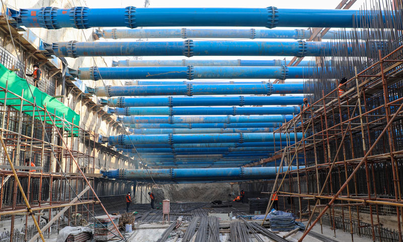 中國化學工程所屬重機公司通州廣渠路東延項目部施工現場采取封閉式管理。春節防疫期間，該項目累計完成土方開挖、倒運約3700多車次5.6萬方，完成主體閉合框架結構兩側鋼筋綁扎560噸，完成底板混凝土澆筑施工386方，完成暗挖段樁基支護掛設網片460平方米，為下步主體結構施工創造了有利條件。