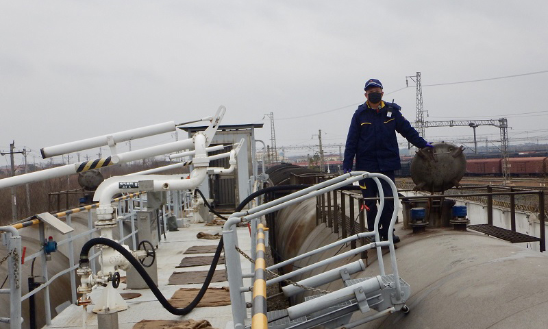 1月25日農歷大年初一，受武漢交通管影響，湖北分公司武漢中轉油庫采取了七天大輪換班組上班模式，青年黨員喻添向站里主動請纓，毅然回到工作崗位。（宋坤 攝）