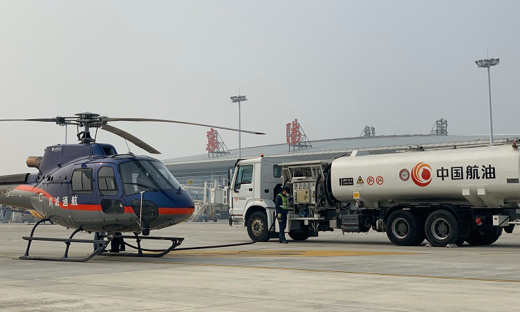 2月5日11時40分，4架滿載防疫物資的應急直升機接連降落襄陽機場，早已做好準備的中國航油湖北分公司襄陽供應站飛機加油員景可冉，駕駛油車緩緩駛入，按程序停穩加油車、放好輪檔、連接導靜電線，與機組確認牌號、按照罐式加油車重力加油操作步驟實施加注作業，規范優質、安全高效地完成本次供油保障。