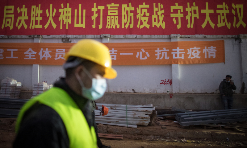 據介紹，截至2月1日12時，火神山醫院項目場地基礎施工全部完成；集裝箱房、活動板房骨架安裝完成約95%；管線溝槽開挖、埋設及回填完成95%；水電暖通設備、供氧系統等安裝完成70%；污水處理站設備吊裝完成，管道安裝完成95%。室內裝飾配套、室外醫療配套工程正全面展開。圖為2月1日拍攝的武漢火神山醫院建設工地。（新華社記者 肖藝九 攝）