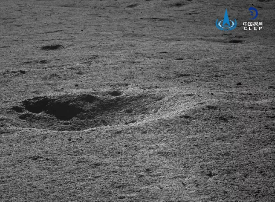 目前，“玉兔二號”月球車累計月面行駛367.25米。在第十四月晝期間，“玉兔二號”月球車按規劃路線繼續移動，紅外光譜儀、全景相機、中性原子探測儀、測月雷達按計劃開展科學探測工作。嫦娥四號著陸器上月球中子及輻射劑量探測儀、低頻射電譜儀工作正常，獲取大量第一手科學數據。