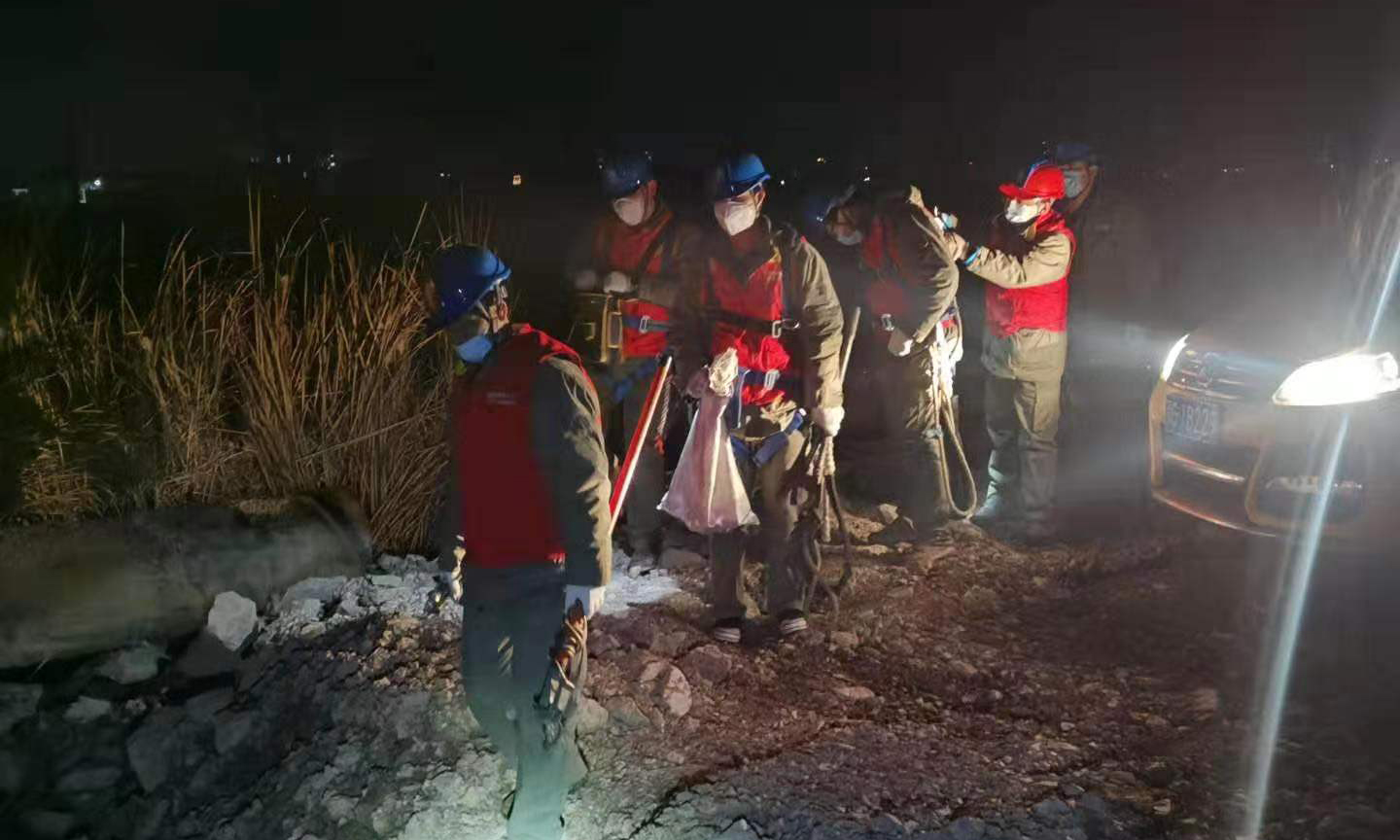 1月31日1時15分，國家電網湖北鄂州供電公司7名搶修隊員完成35千伏沼太線的線夾故障搶修，保障梁子湖區太和鎮14家肺炎診療機構和6萬居民的可靠用電。1月30日19時，鄂州供電公司輸電巡線人員陳杰在巡視沼太線過程中，發現46號鐵塔C相線夾銅鋁結合部位斷裂。如果不及時搶修，會對太和鎮的肺炎診療機構和居民用電造成嚴重影響。