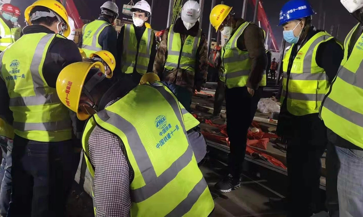 自1月26日參與武漢市疫情防控應急支援工作以來，中鐵十一局集團公司累計準備集裝箱板房110余套，發電機4臺，相應吊裝運輸車輛和作業人員，隨時準備支援武漢市第二所應急醫院雷神山醫院建設。圖為工作人員加緊施工現場。