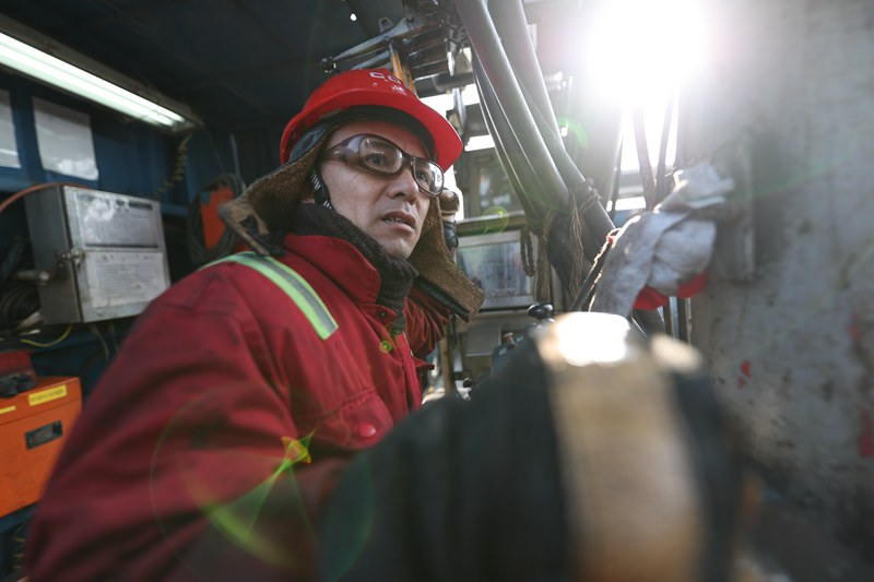 1月17日，中國海油錦州9-3油田西平臺W5-6井修井作業進入關鍵階段。針對前期電泵運行過程中電泵馬達溫度過高、產液量無法達到設計值等問題，“油田醫生”對W5-6井進行換管柱“治療”，復產后將為這座投產超過20年的老油田穩產增產注入一針“強心劑”。