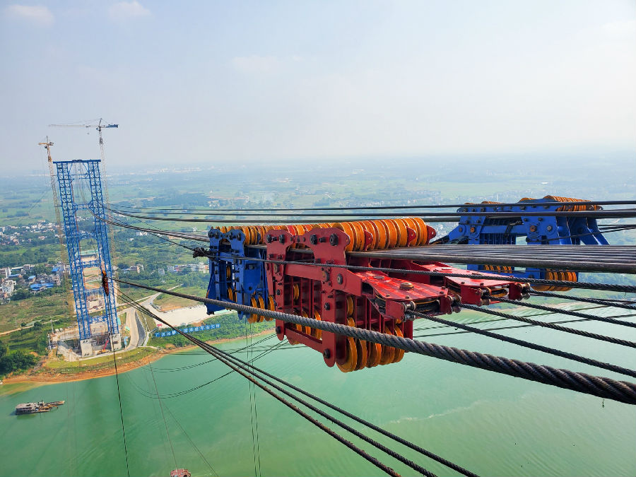 圖為大橋在施工中使用公司自主研發的纜索吊裝系統。（梁暘善 攝）