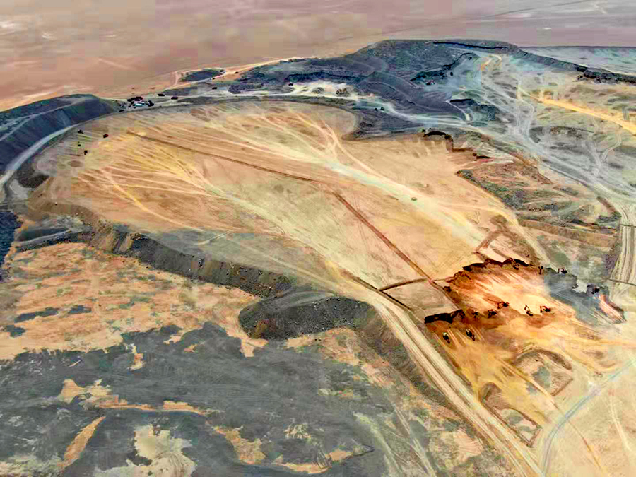 該工程總投資3.2億元，總回填量約3724萬立方米，重量約8000萬噸。中鐵十九局礦業公司為了保護脆弱的生態環境，采用磁海鐵礦廢石進行回填，回填完成后剩余廢石就地削坡封存，再剝離戈壁土進行覆蓋，并進行整平壓實處理，恢復了戈壁灘地形地貌，為世界上60%以上的野駱駝遷徙提供臨時棲息地。圖為新疆磁海生態修復工程項目排土場航拍。