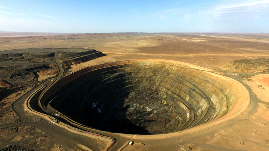 在該項目施工中，中鐵十九局礦業公司施工技術人員與沈陽建筑大學教授共同編制了全國首個超深礦坑回填恢復治理工法，校企合作再獲新成果。圖為中鐵十九局新疆磁海鐵礦生態環境治理恢復工程航拍。（馮宏超 攝）