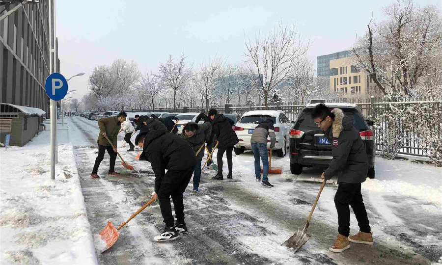 圖為航天科技九院704所員工為北京永豐科技園區清雪，確保科研生產安全。（解笑然 攝） 