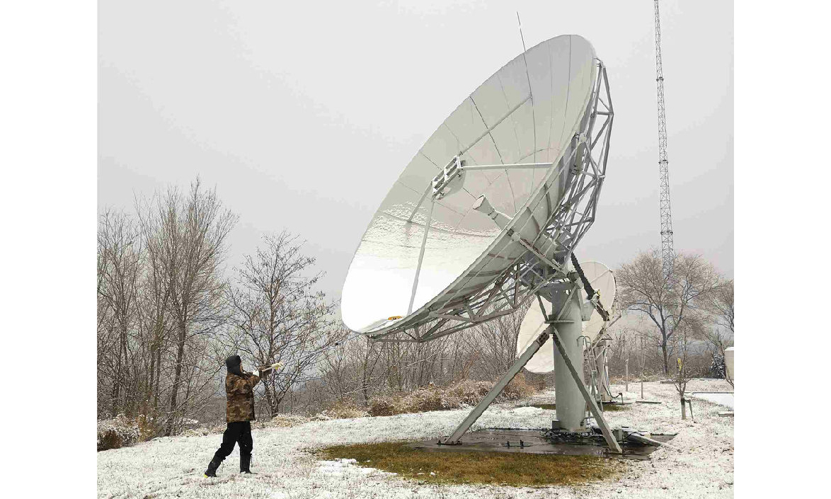 圖為航天科技五院航天恒星公司云崗衛星地球站為確保廣播電視安全播出，第一時間開展應對惡劣天氣應急保障措施。（王芳 攝） 
