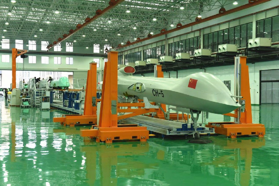 隨著彩虹無人機臺州基地首批彩虹-4無人機成功總裝下線，2019年12月30日，彩虹無人機臺州生產基地正式投入運營。彩虹無人機要經過線纜敷設、航電設備安裝、燃油系統安裝、動力系統安裝、表面設備安裝及起落架系統安裝等程序才能最終走下生產線。彩虹-4無人機最遠航程可達3500公里，巡航時間可達40小時，其間無須加油，以優異的性能獲得了用戶認可。這次在國內應急測繪領域的應用又一次拓展了彩虹無人機的應用領域。“無人機適應惡劣環境、飛行穩定性強、長航時，較好彌補了應急測繪領域的空白。”航天科技十一院副院長趙立晨介紹。圖為彩虹無人機在臺州基地總裝。